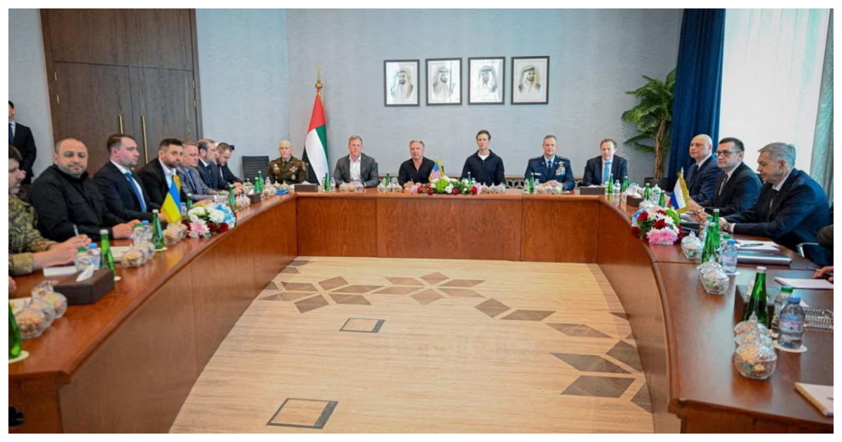 সংযুক্ত আরব আমিরাতে আয়োজিত দ্বিতীয় দফায় ত্রিপক্ষীয় বৈঠকে ৩ দেশের প্রতিনিধি দল। ছবি: দ্য গ্লোব অ্যান্ড মেইল